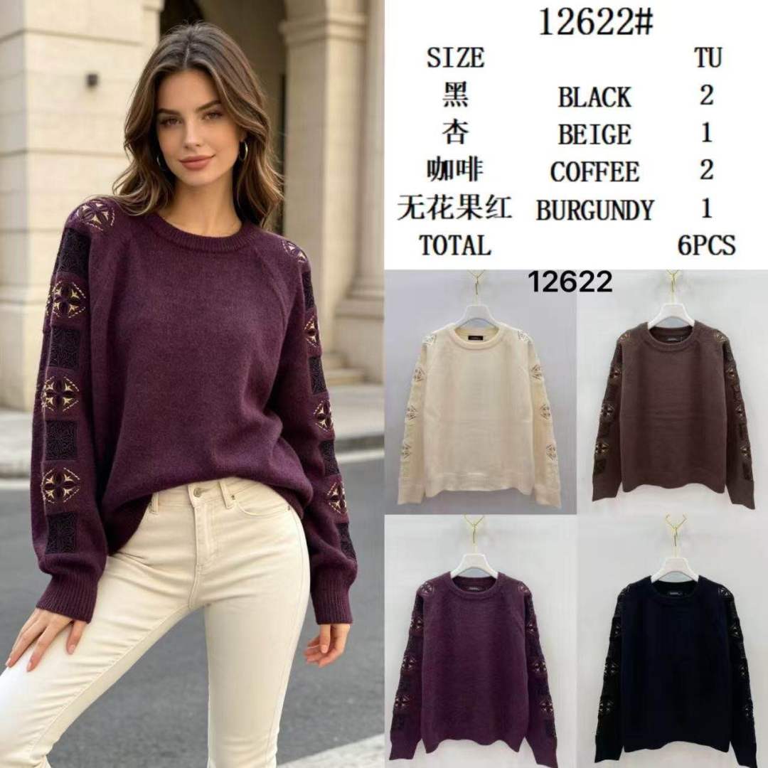 Sweter z ażurowymi wycięciami