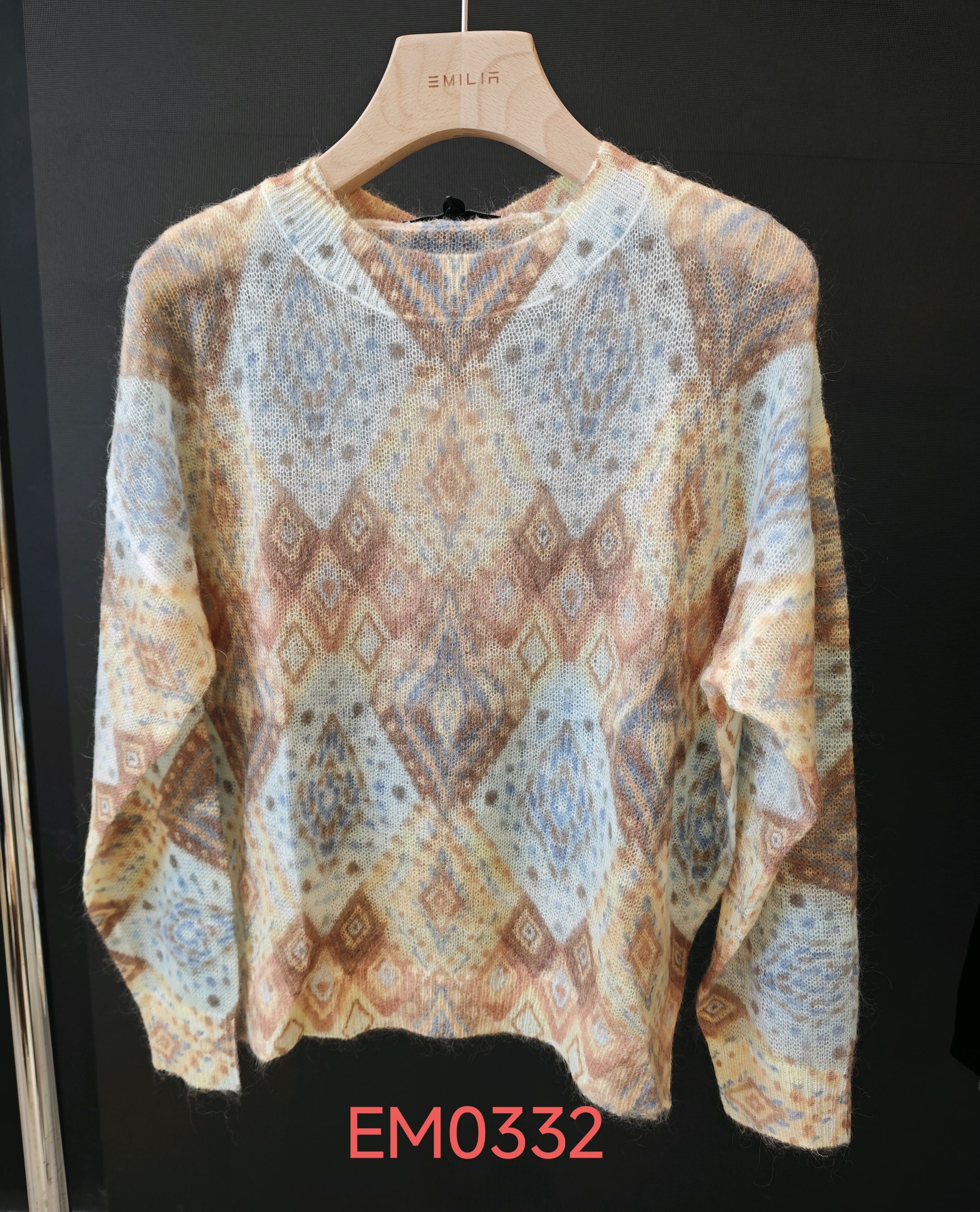 Sweter geometryczny z dekoltem