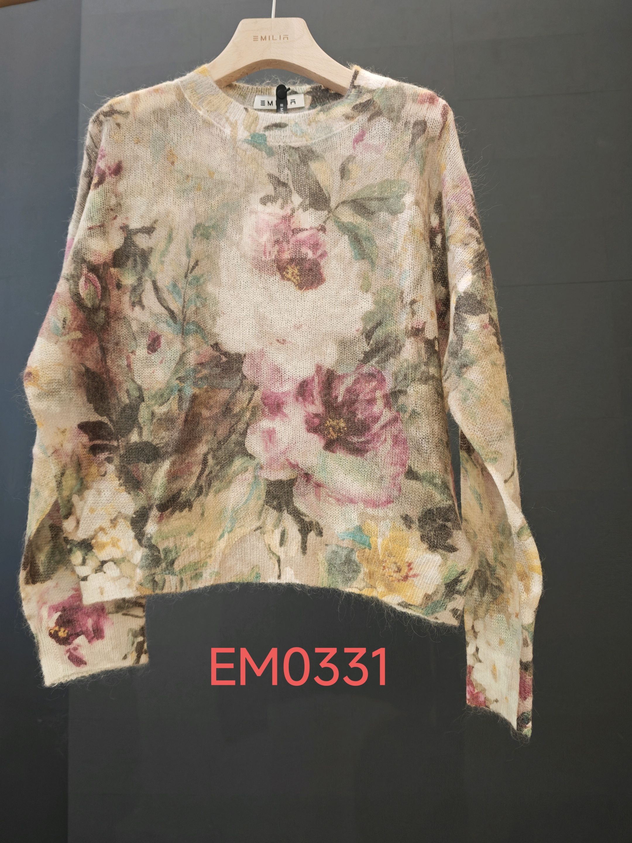 Sweter z dużym nadrukiem