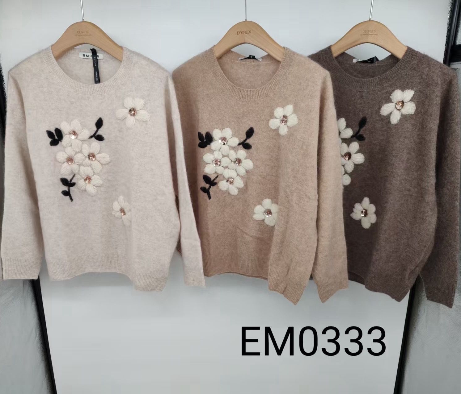 Sweter z aplikacją 3D