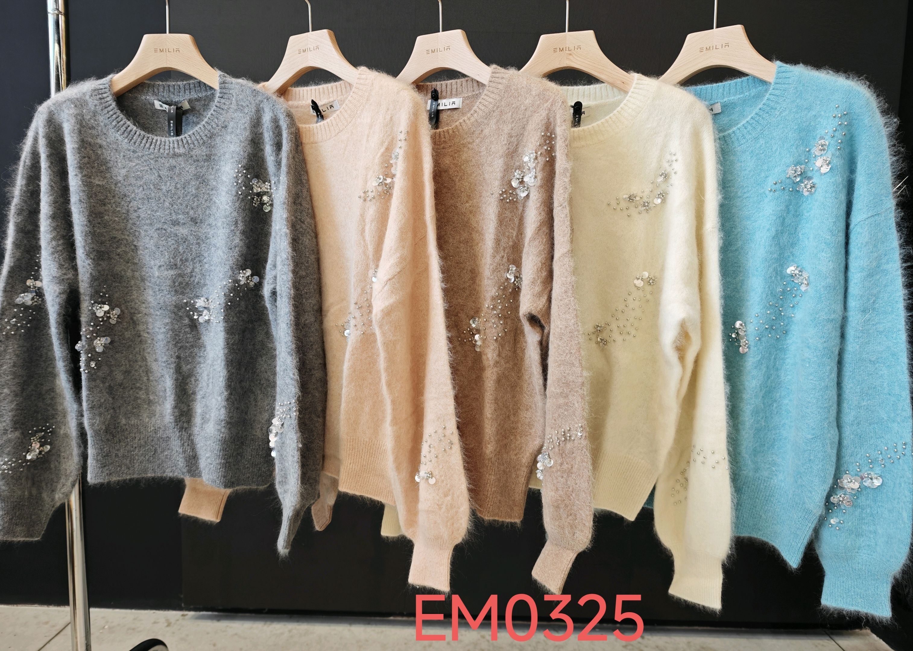 Sweter z cekinami