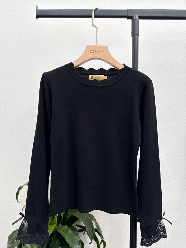 Sweter z Koronką i Kokardą