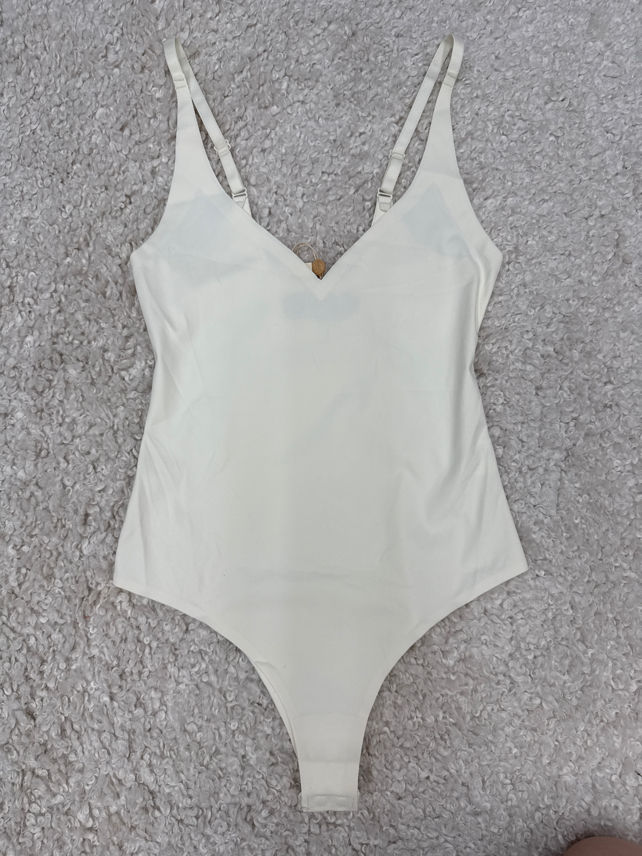 Body dopasowane z dekoltem V