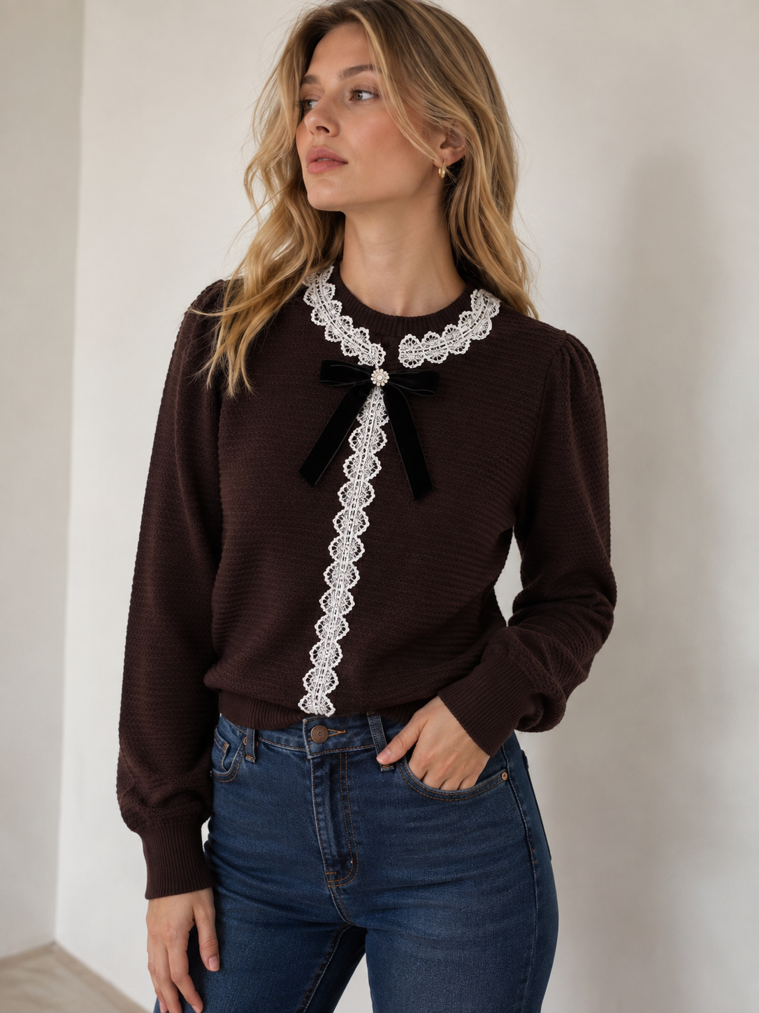 Sweter z Koronką i Kokardą
