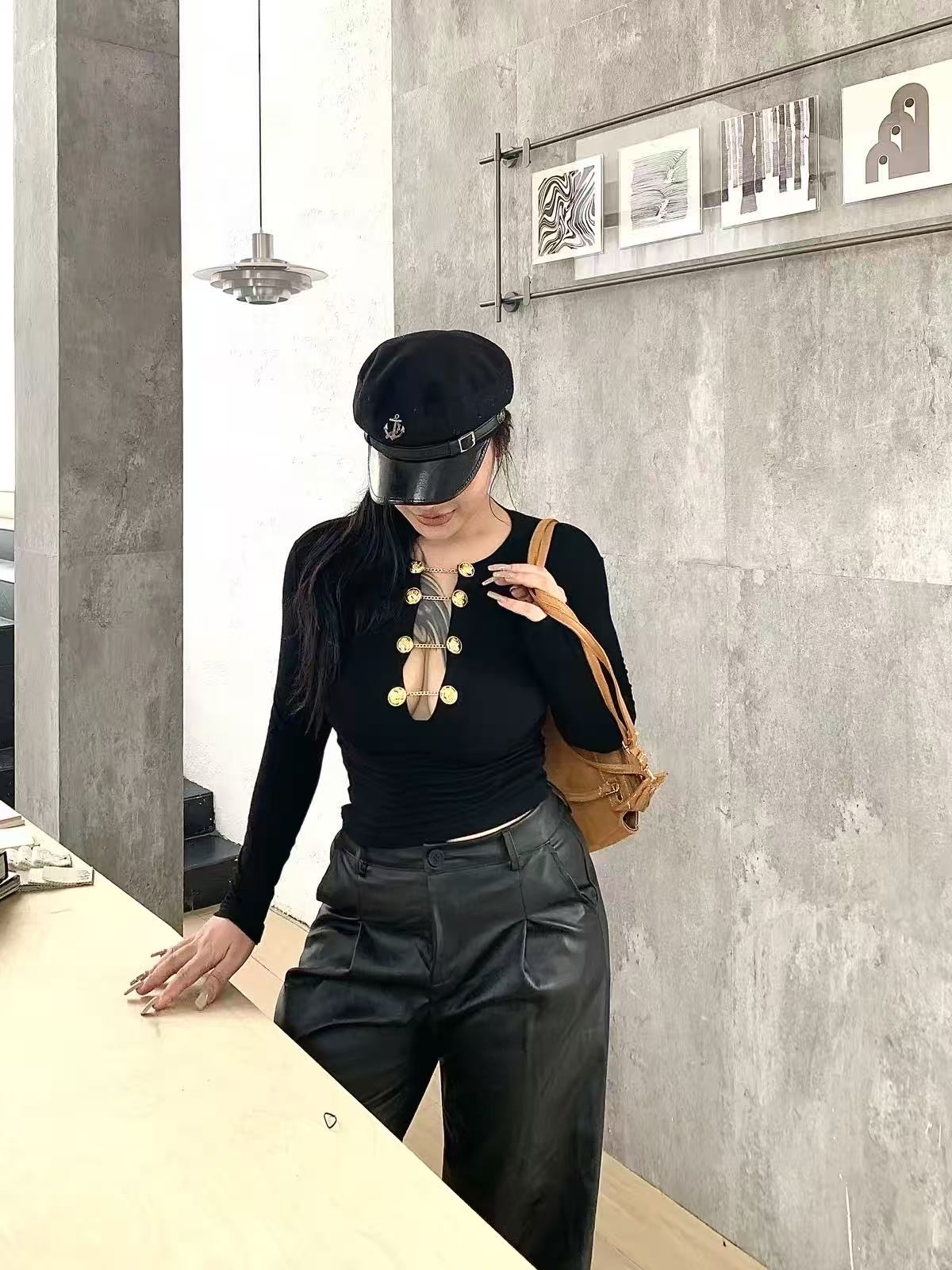 Top Dopasowany Z Wycięciem