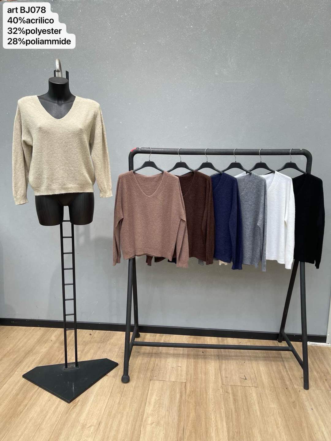 Sweter z Dekoltem w Serek