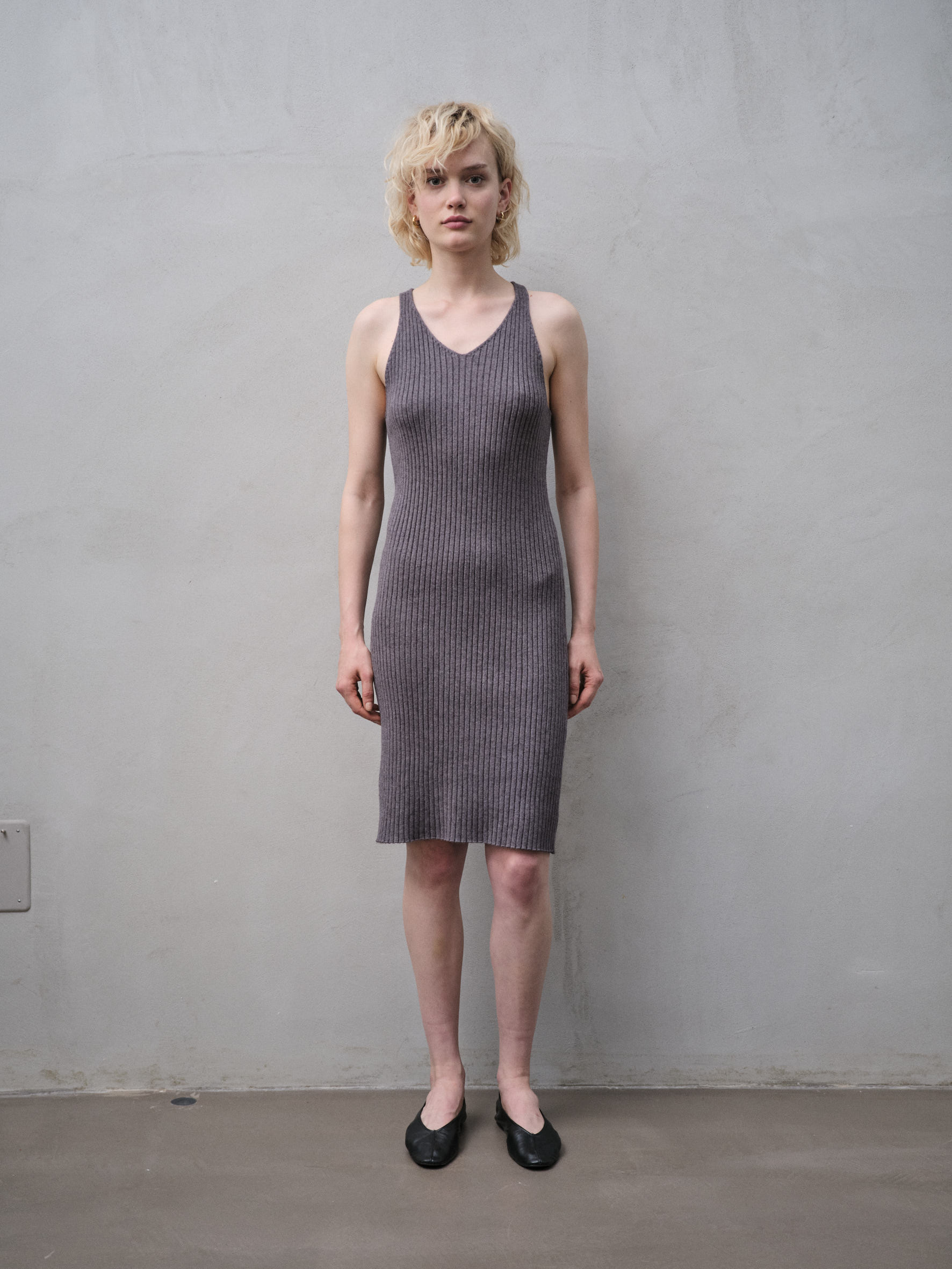Sukienka sweterkowa midi V-neck