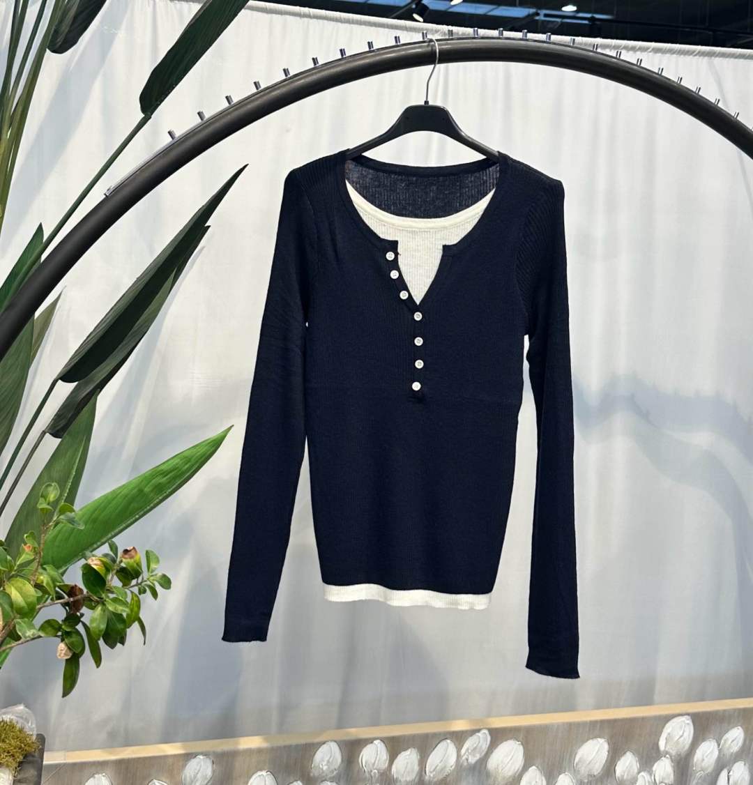 Sweter Dopasowany z Dekoltem V