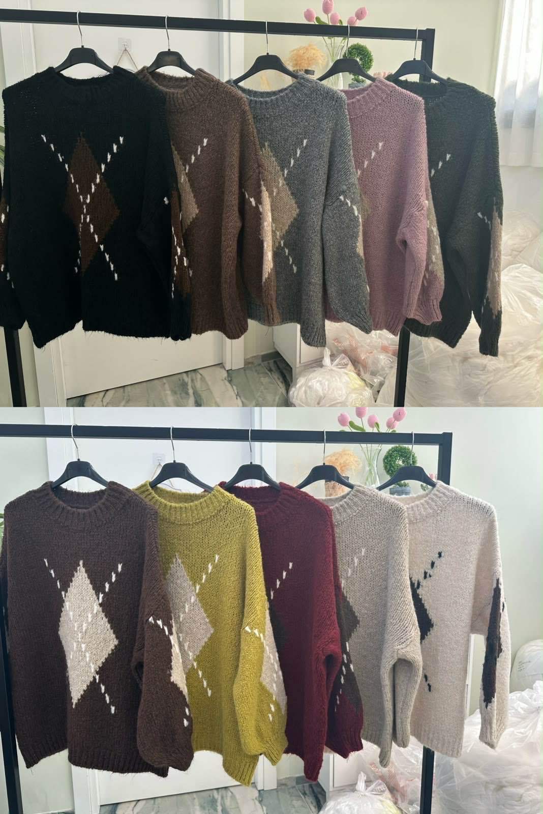Sweter z geometrycznym wzorem