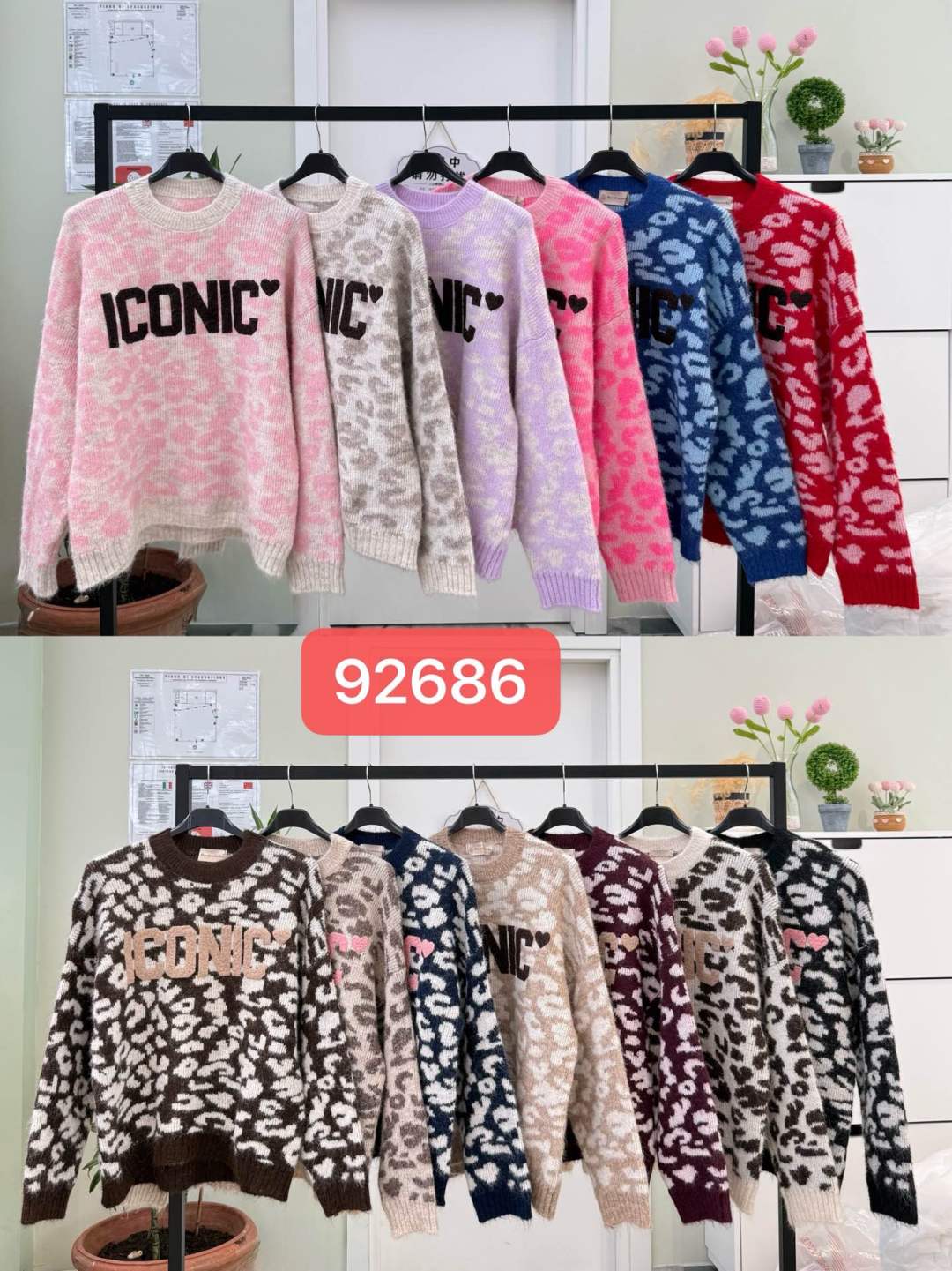 Sweter z nadrukiem ICONIC