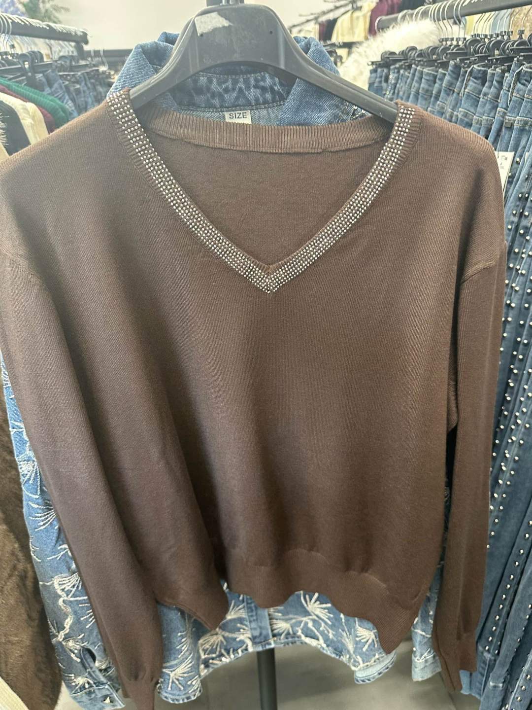 Sweter V Luźny Z Ćwiekami