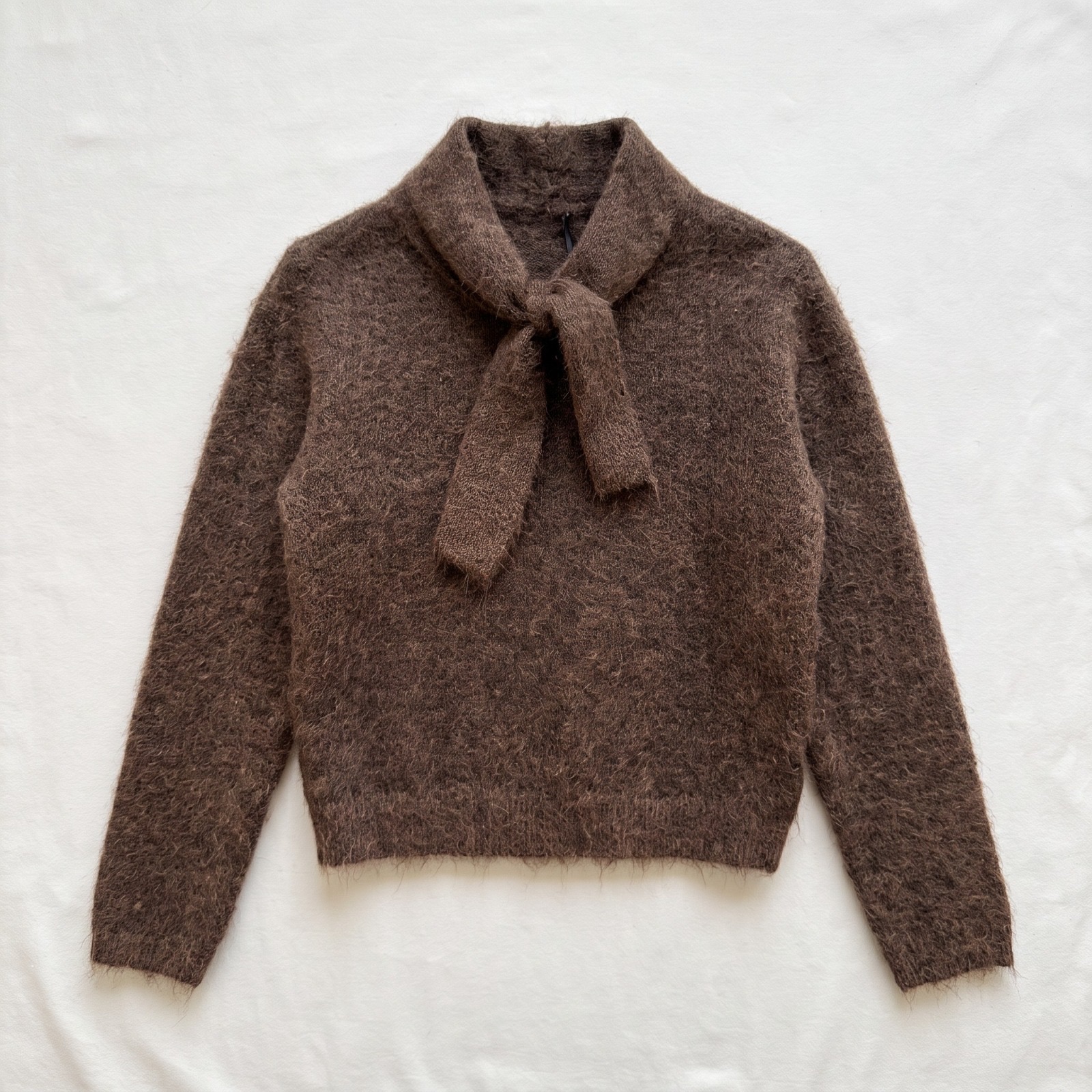 Sweter z kokardą